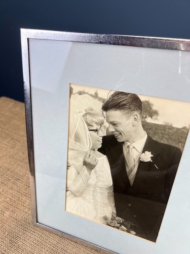 ART DECO VINTAGE CHROME STAYBRITE STYLE FREE STANDING PHOTO PICTURE FRAME - Picture 3 of 10