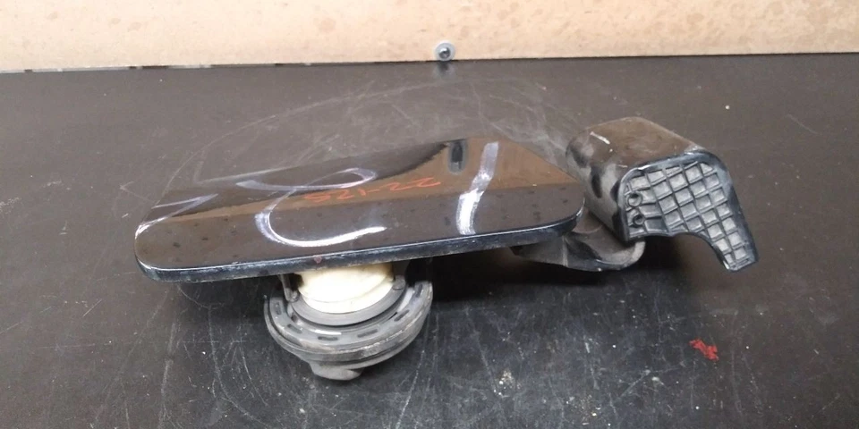 11 12 13 14 15 16 HYUNDAI AZERA PUERTA DE LLENADO DE COMBUSTIBLE NEGRA OEM 69510-3V000 Foto 3 de 4