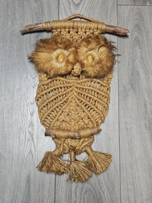 Mid Century große Eule Makramee 70er Jahre Wandbehang mit Holzperlenaugen 52 cm