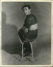 Press Photo Joe Ross poses on a stool - syp02013