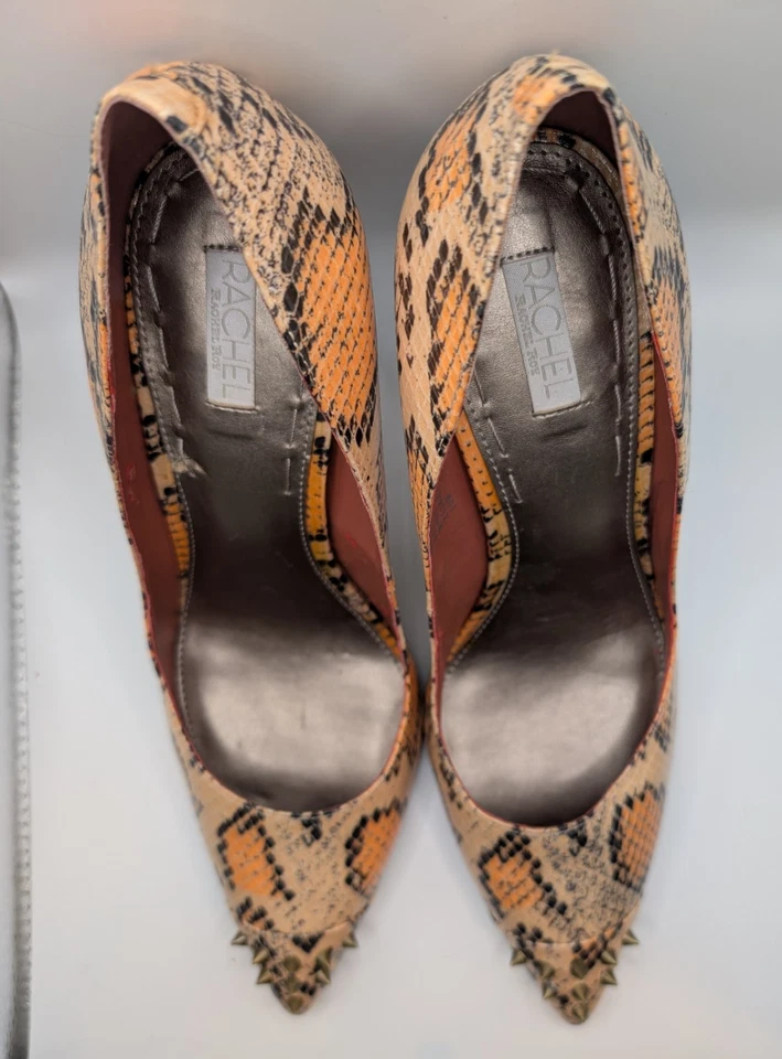 Salto cravejado Rachel Roy Miyang preto laranja estampa de cobra biqueira pontiaguda tamanho 10 M - Imagem 3 de 4