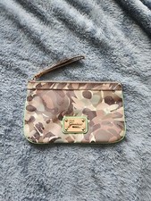 Guess EST. Pochette donna 1981 multicolore stile 11" 