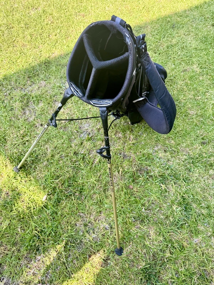 Bolsa de pie de golf Callaway Hyper Lite 3.0 3 vías dividida blanca negra 5 bolsillos. Usado Foto 4 de 4