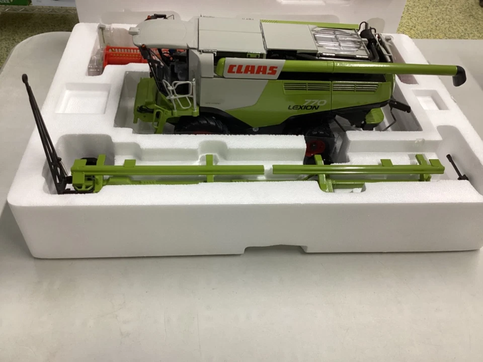 1:32 Wiking Claas Lexion 770 Combine with grain platform and header cart - Image 3 of 4