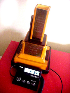 VINTAGE LARGE TROPHY 1955 56 CATALIN/ BAKALITE BUTTERSCOTCH& MAROON 3 LB. 3.7OZ.