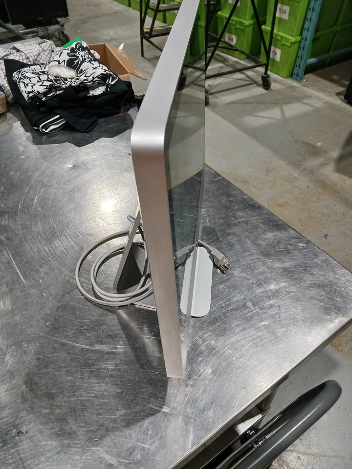 LIKE NEW 2009 iMac all in one - Image 4 of 4