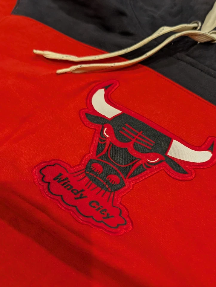 Sudadera con Capucha Chicago Bulls Para Hombre Mediana Madera Clásicos NBA Majestuoso Windy City Pullo Foto 3 de 4