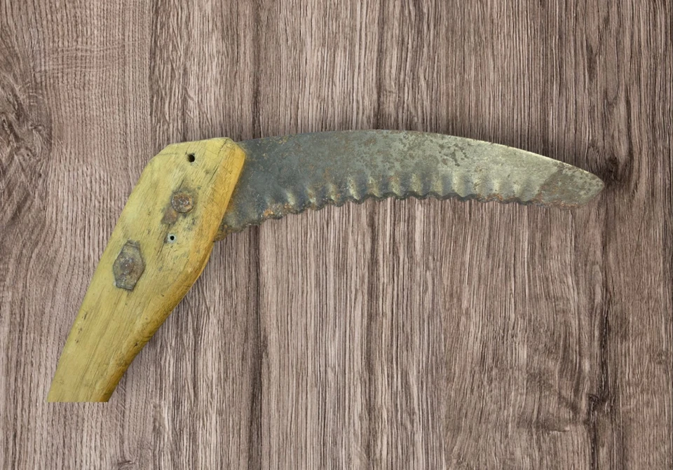 Guadaña de hoz de maíz vintage con mango de madera herramienta de mano rústica de granja usada Foto 2 de 4