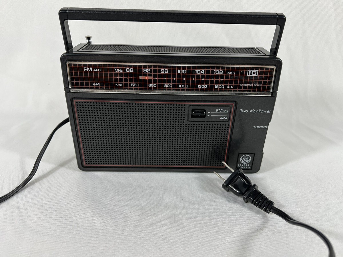 Vintage GE 7-2660-D Portable AM/FM Radio AC + Battery. General