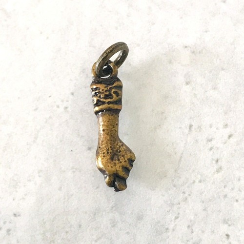 Dije de puño de mano vintage brasileño Mano Fico Figa dorado envejecido pequeño unisex nuevo en stock - Imagen 2 de 5