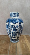 Grand vase en faïence bleue à décor floral – style Delft