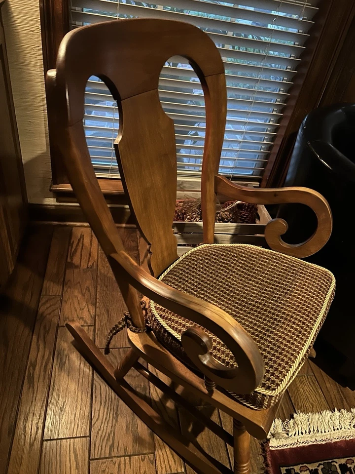 Mecedora antigua grande de madera maciza Foto 2 de 3