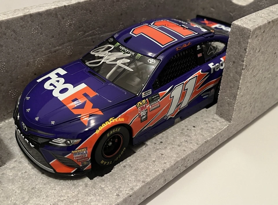 Nuevo 2018 Denny Hamlin FedEx 1/24 Diecast autografiado por Denny Hamlin & Joe Gibbs Foto 4 de 4