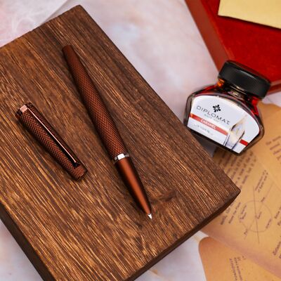 Diplomat Viper Fountain Pen Fine/Medium in Brown Guilloche - NEW in Original Box