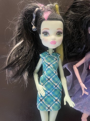 Monster High Dolls Frankie Stein Voltageous Draculaura Honey Swamp FIVE FIGURES - Picture 2 of 14