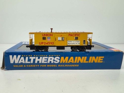 Walthers Mainline #910-8670 HO International Bay Window Caboose Up #24592 | Condition: Used