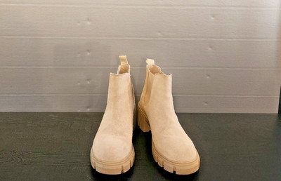 Steve Madden Lug Sole Chelsea Boots Women s 6.5 Beige Suede Leather Chunky Ankle
