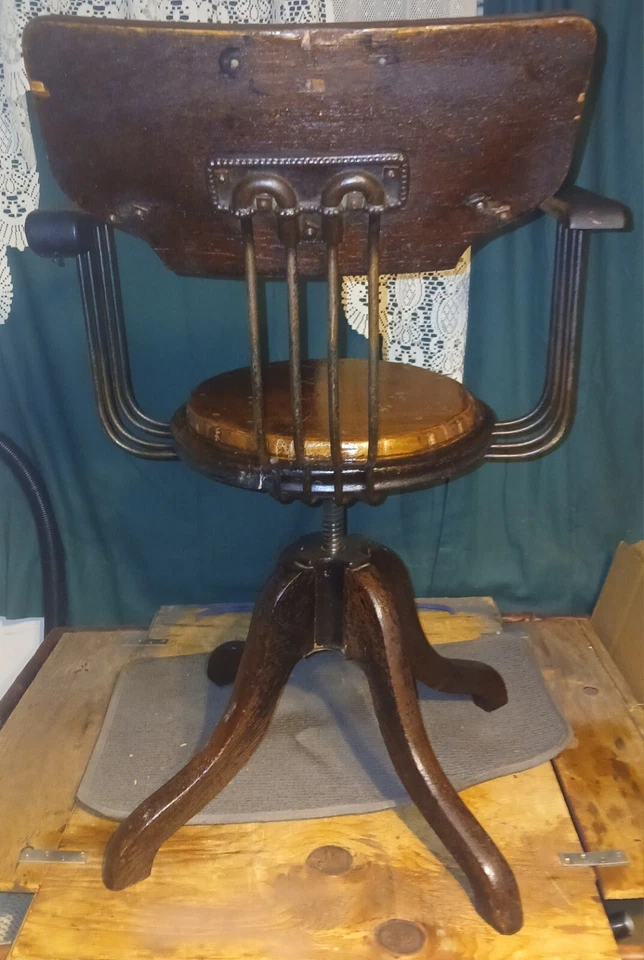 Silla con brazo de resorte de lujo modelo 84M A. H. Andrews base de tornillo de pierna de madera 1886 Foto 4 de 4