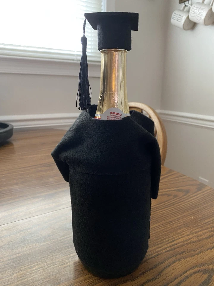Tampa de formatura e vestido vinho champanhe tampa garrafa preto em excelente estado usado - Imagem 2 de 2