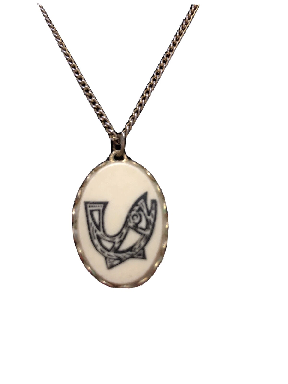 GIVENCHY Collana tono argento con ciondolo in resina di salmone