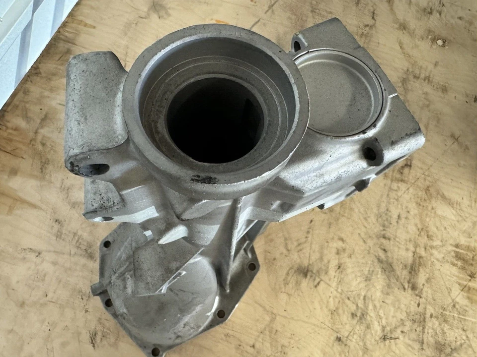 Carcasa trasera de 5 velocidades 1983-87 sin inodoro T-5 para Camaro o Firebird 13-52-066-923 Foto 4 de 4