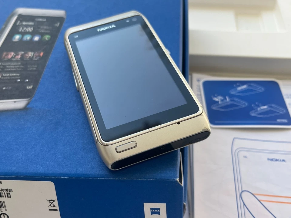 Genuine Nokia N8 - 16 GB - Silver (Unlocked) GSM Retro Finland Mobile phone - Image 2 of 4