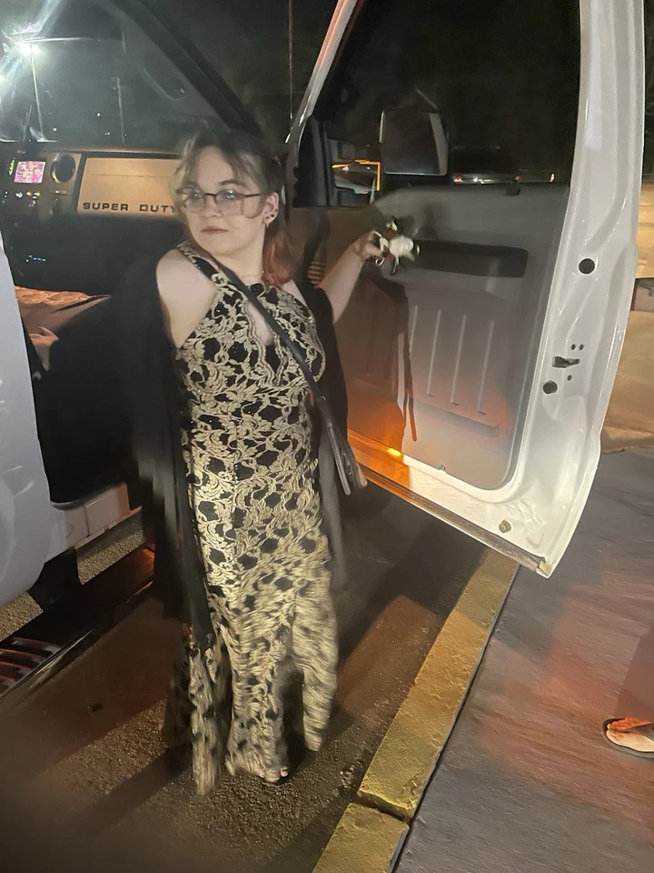 Vestido en venta! ¡Talla 8! ¡Solo usado una vez! ¡Muy dispuesto a precio negociable! Foto 3 de 4