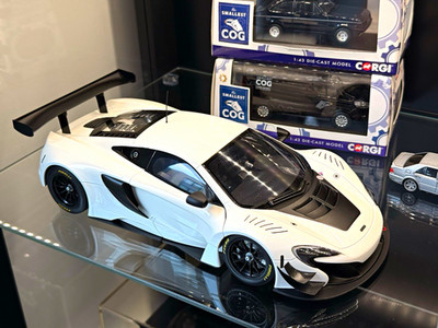 AUTOart McLaren 650S GT3 1:18 Composite White/Black Opening Doors