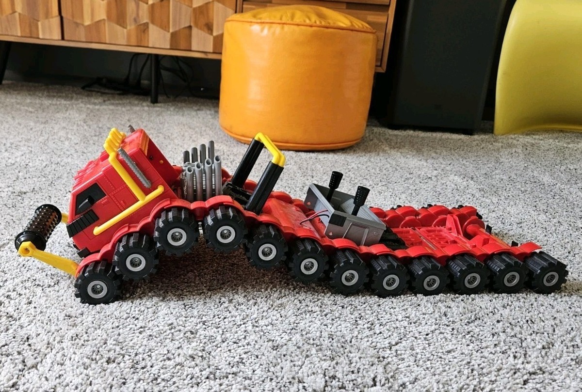 Vintage 1985 Galoob Giant Command Truckapillar 16 wheel stomper
