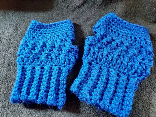 Winter Beanie And Fingerless Mittens M/L - Picture 3 of 3
