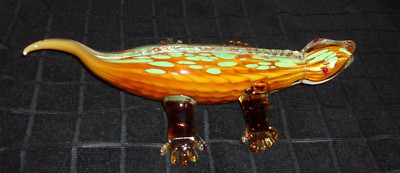 LARGE  ART GLASS 12'' LIZARD GECKO ALLIGATOR FIGURINE AMBER W/ GREEN SPOTS