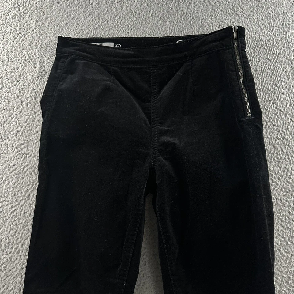 Calça legging feminina Gap preta tamanho 27 cintura média zíper lateral veludo mistura de algodão - Imagem 2 de 4