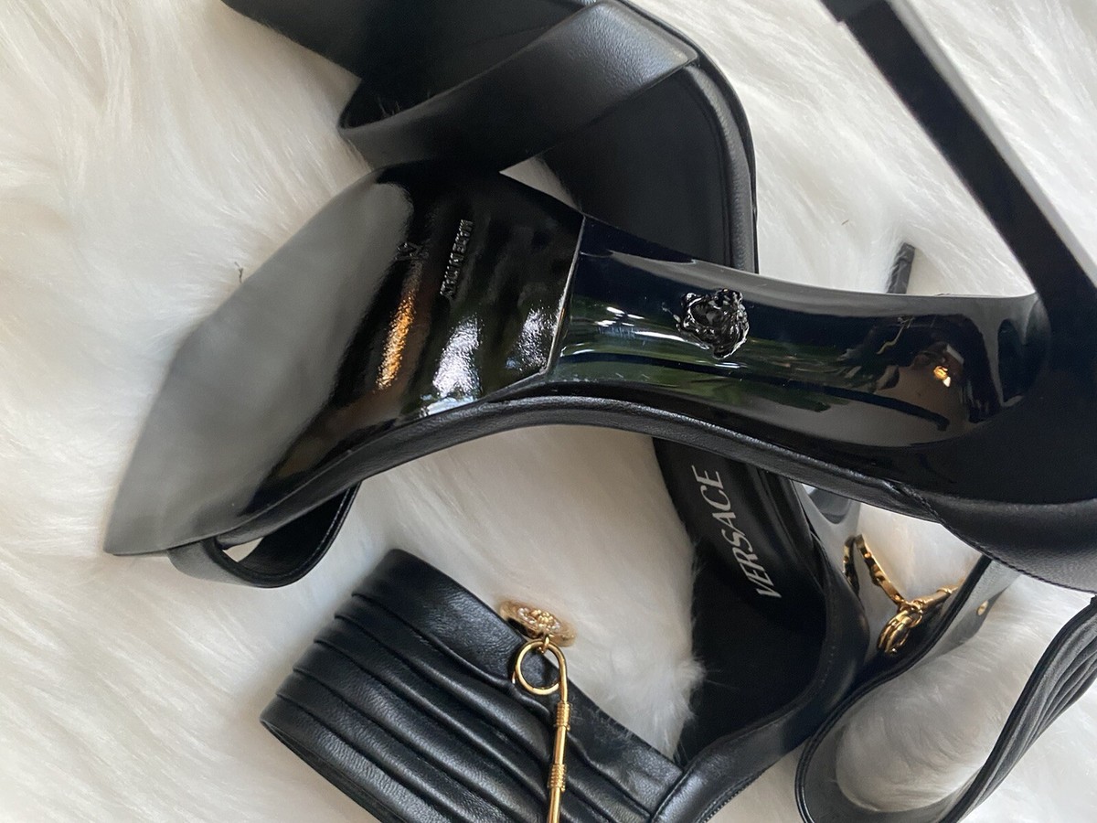 VERSACE ブラック セーフティーピン　スリングバッくパンプス VERSACE ブラック セーフティーピン スリングバッくパンプス