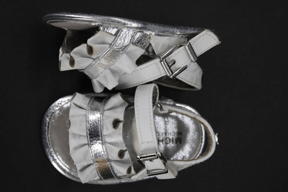 Sandalias metálicas MICHAEL Michael Kors para niñas bebé gratis, 2 blancas/plateadas Foto 4 de 4