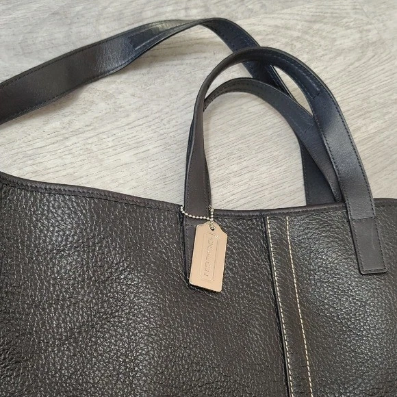 Bolso de hombro Coach de cuero granulado negro con correa convertible Foto 2 de 4