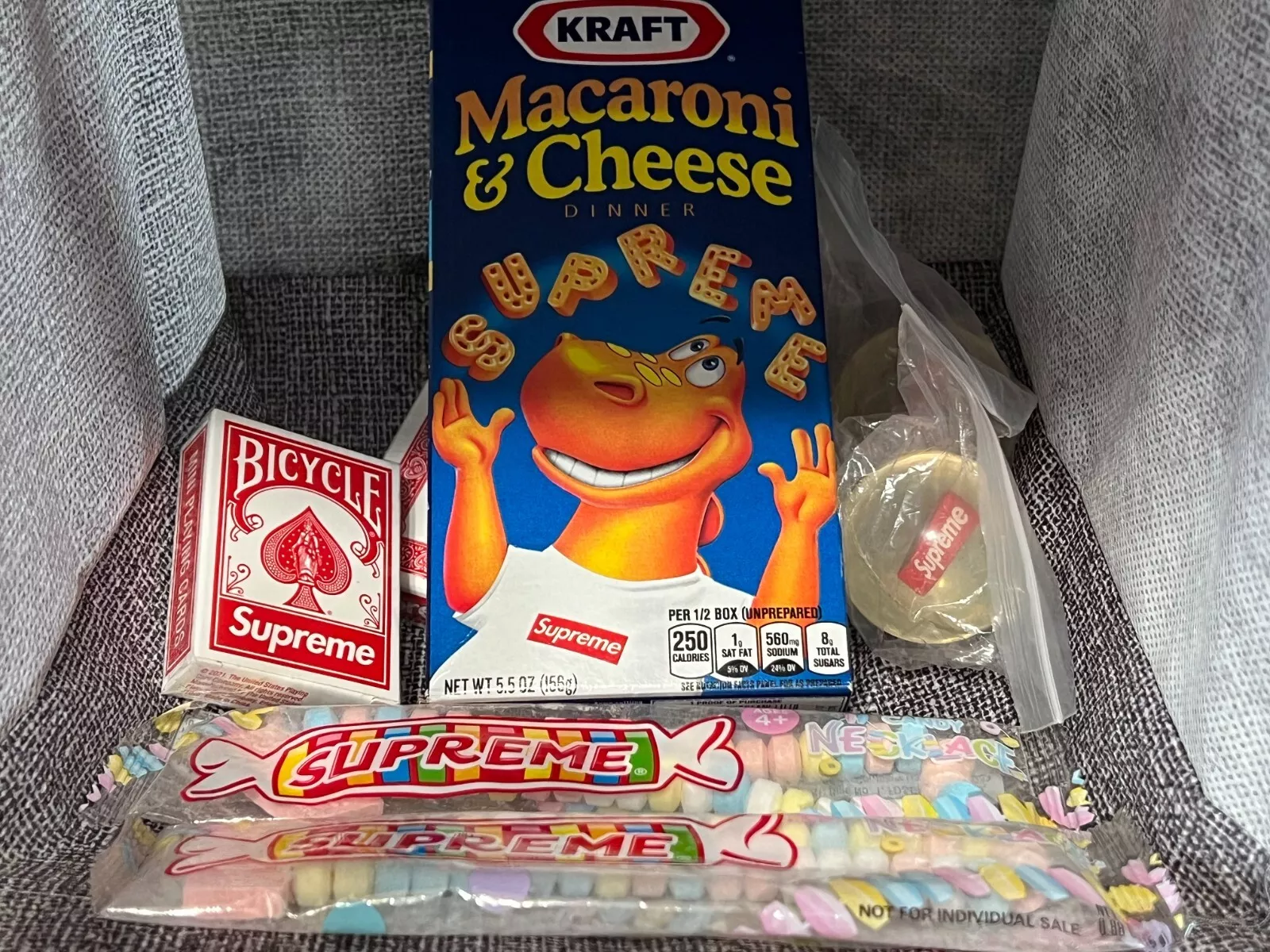 LOT d'accessoires suprêmes colliers bonbons, boules rebondissantes, cartes à jouer, Mac et fromage