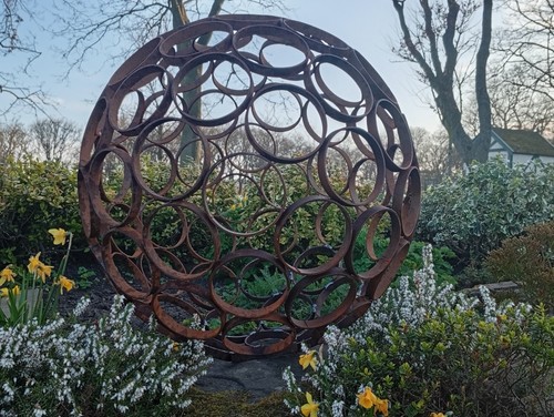 HAND MADE 60cm METAL GARDEN SPHERE SCULPTURE RUSTIC BALL - Picture 3 of 3