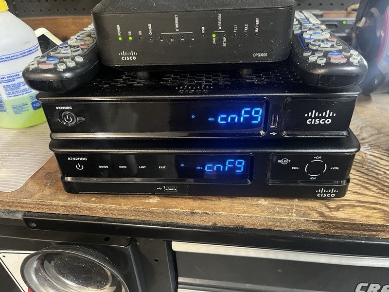 2    Cisco boxes 4742HDC      8742hdc High-Definition Cable Box DVR  and modem