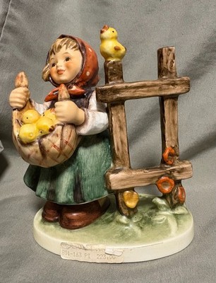 VINTAGE GOEBEL HUMMEL ''CHICKEN LICKEN'' #385 TMK