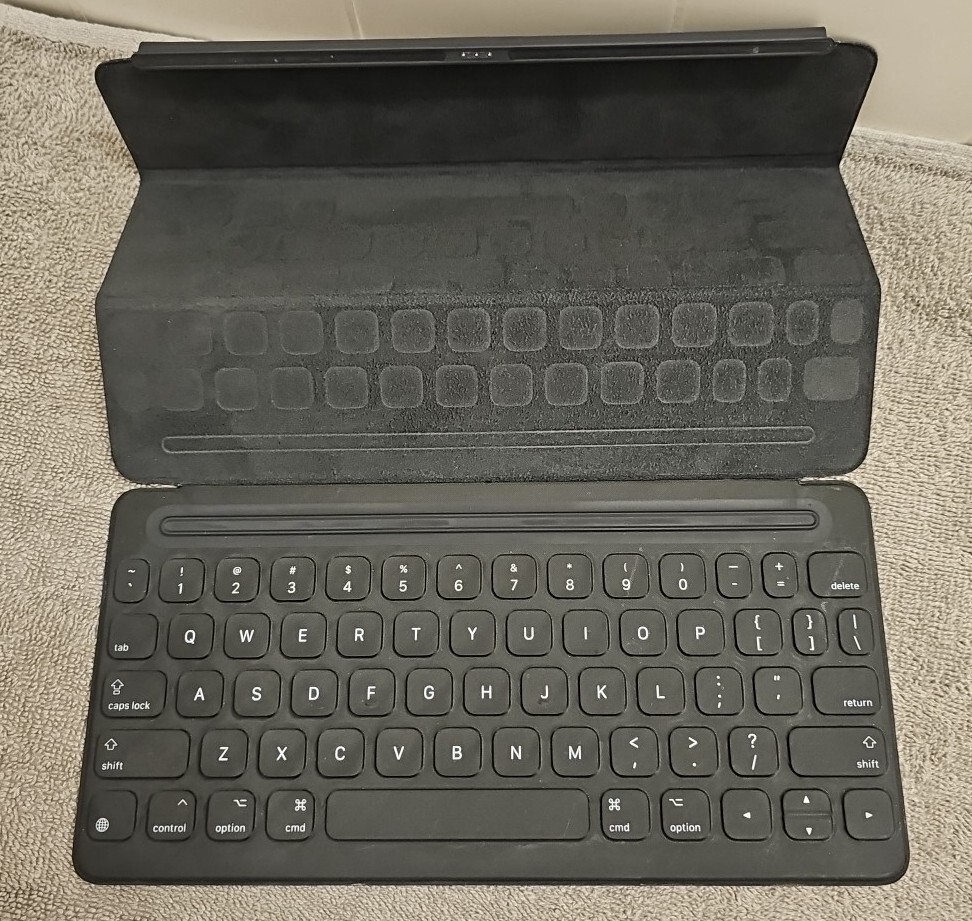 新品・Apple MX3L2J/A A1829 Smart Keyboard Apple A1829 iPad Pro 10.5