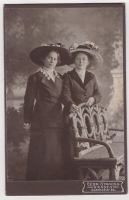 TWO FASHIONABLE LADIES : GIESSEN, GERMANY : CABINET CARD  1912