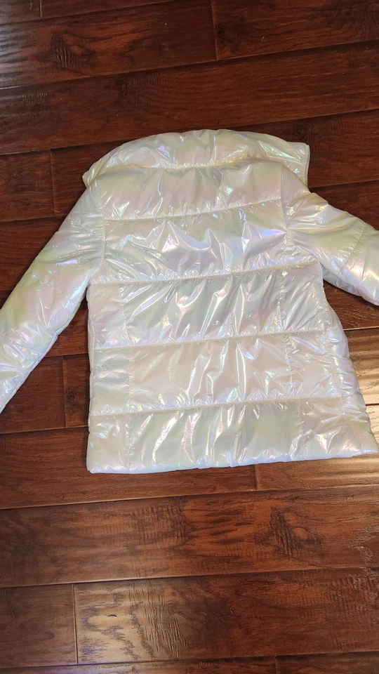 Jaqueta acolchoada branca iridescente New Balance tamanho médio - Imagem 2 de 4