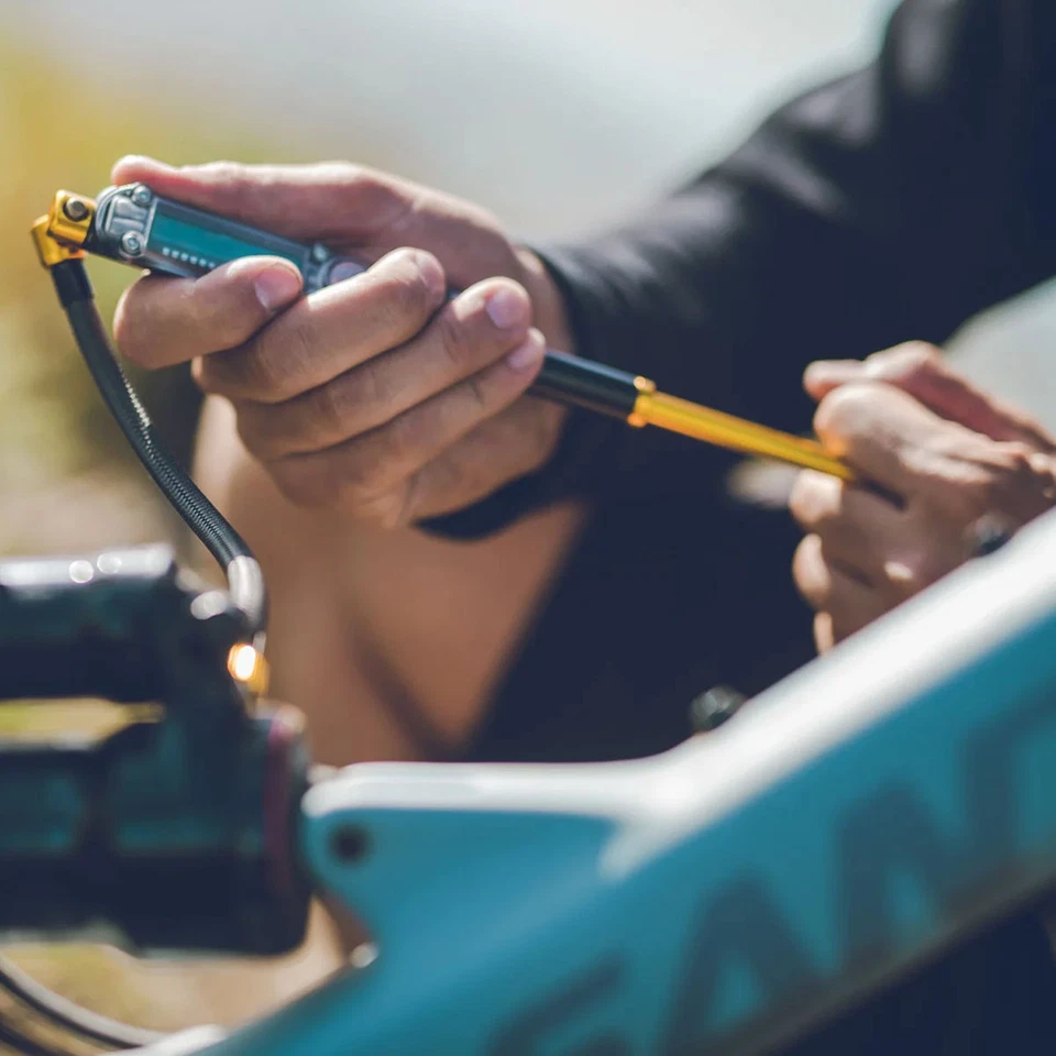 Bomba de bicicleta LEZYNE Digital Shock Drive negra/dorada (1-MP-DSHKDR-V104) Foto 4 de 4
