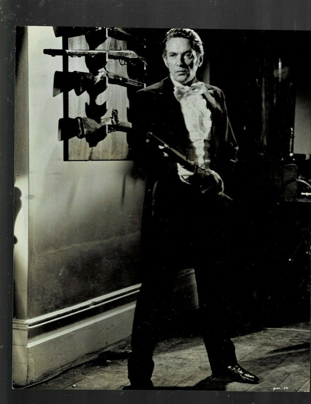 SUPER RARE!! ORIGINAL 8X10 1967 PETER FINCH "THE MADDING CROWD" PHOTO