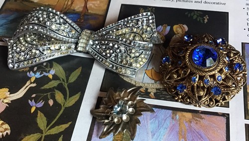 Vintage BROOCHES Estate JEWELLERY Lot Gold Austrian CRYSTAL Silver MARCASITE Bow - Picture 7 of 12
