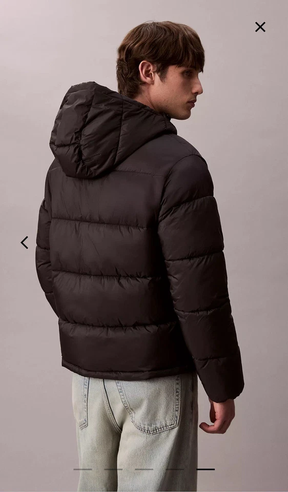 Chaqueta acolchada con capucha negra Calvin Klein Relax Foto 4 de 4