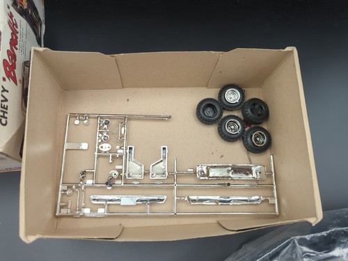 AMT/ERTL CHEVY BANDIT 1/25 model kit #6614 Missing Manifold & 8 Stacks - Picture 5 of 11