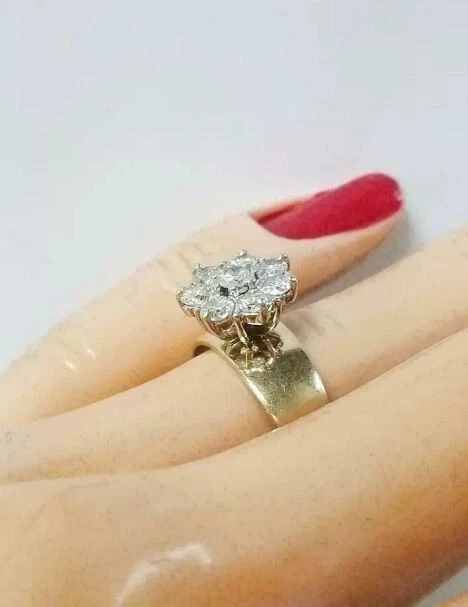 Anillo de compromiso con racimo de diamantes creado en laboratorio de corte redondo de 1 quilate enchapado en oro amarillo de 14 K Foto 3 de 4