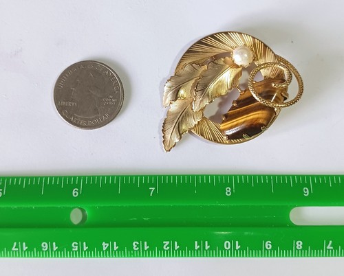 Vintage Gold-tone Circle & Leaves Brooch w/ Tiger's Eye & Cultured Pearl - Picture 8 of 9