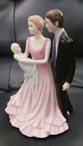 Beautiful Royal Doulton Pretty Ladies Figurine Christening Time HN 5162 - Picture 9 of 20